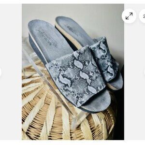 Naot Alana Slide Sandals women's size 39 (L8) black white python stretch comfort